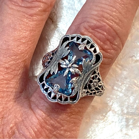Astonishing Vintage Filigree Sterling Silver and Blue Topaz Ring - Picture 5 of 5